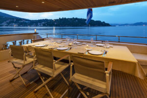 exterior-dining-table